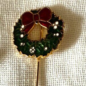 Christmas Wreath Enemal Hat Pin / pin by Cenennia